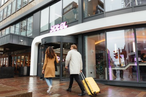 Couple walking into YOTEL Glasgow entrance